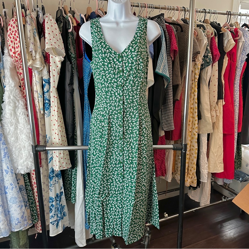 Rihoas Green V Neck Floral Button Midi Dress - Picture 10 of 10